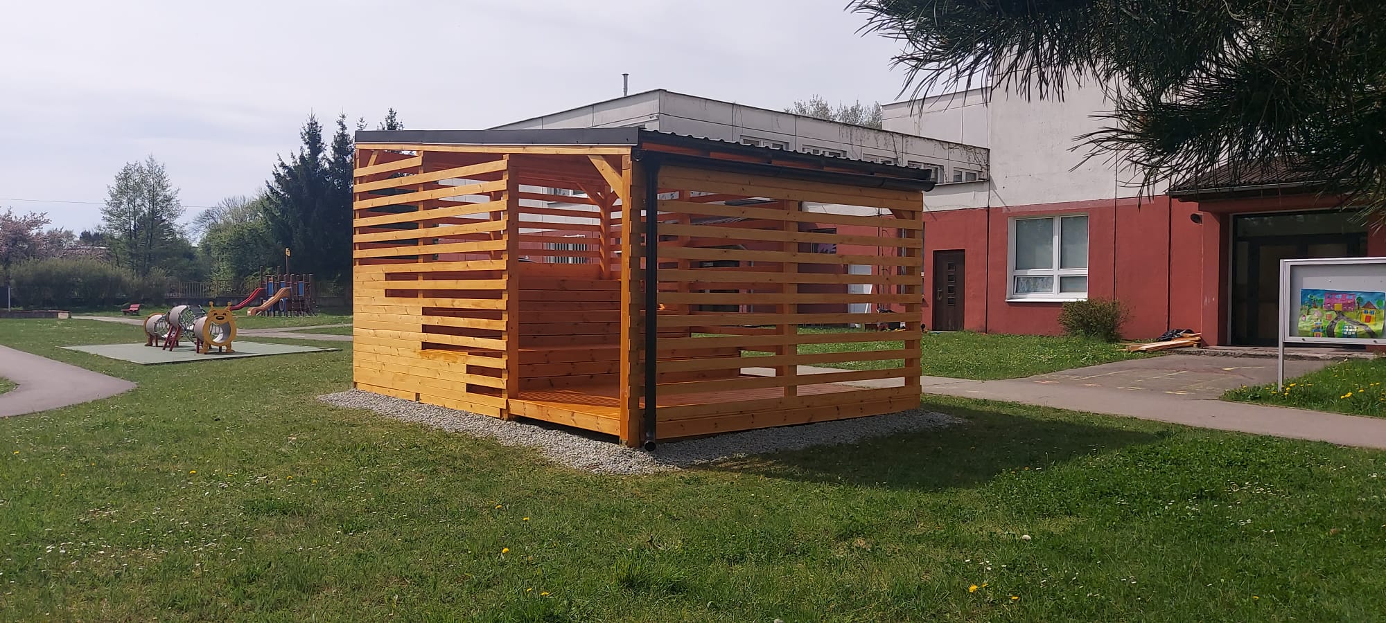 Hotová exteriérová trieda v areáli materskej školy